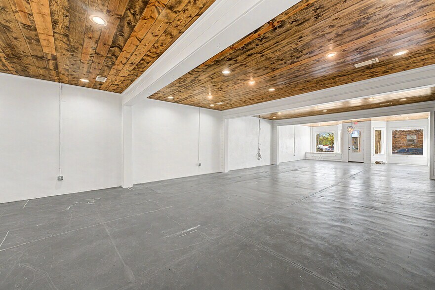 More Photos Of 113 W Bean St, Lincoln General Retail For Sale