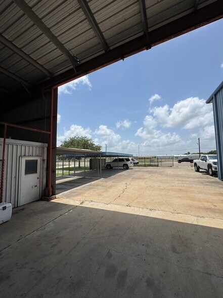 More Photos Of 2038 Saratoga Blvd, Corpus Christi Warehouse For Lease
