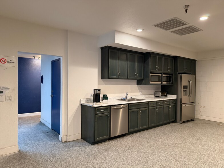 More Photos Of 4847 Stratos Way, Modesto Warehouse For Lease