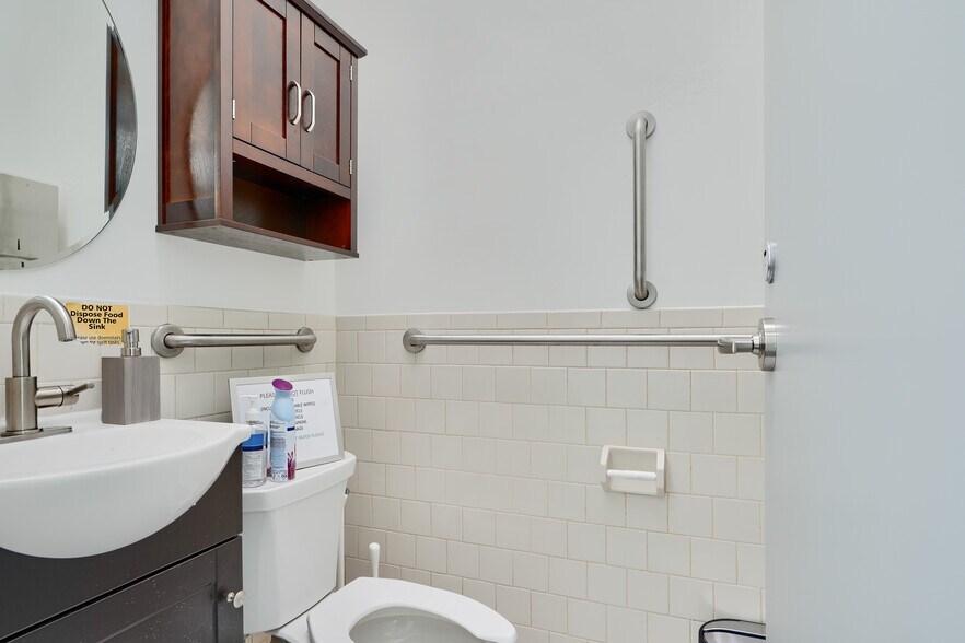 More Photos Of 11 Center Pl, Dundalk Office For Sale