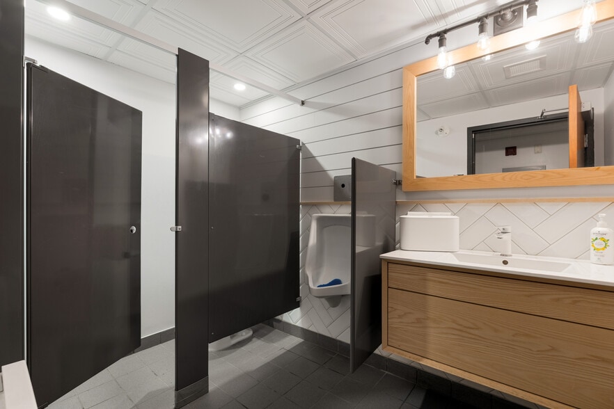 More Photos Of 80-90 Rue Wellington N, Sherbrooke General Retail For Lease