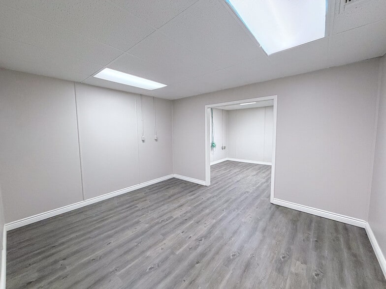 More Photos Of 511-513 W Rhapsody Dr, San Antonio Service For Lease