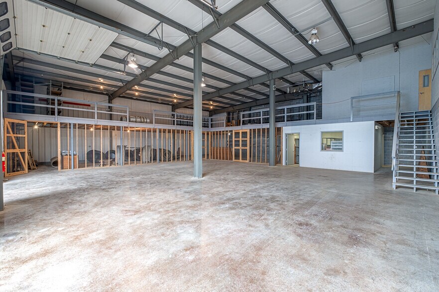 More Photos Of 1514 Commerce Ave, Carlisle Light Distribution For Lease