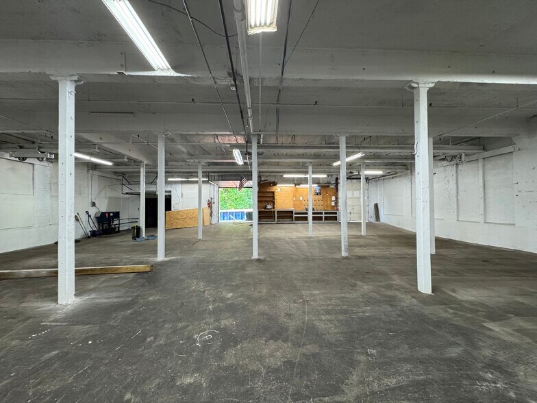 More Photos Of 176 Hartford Rd, Manchester Warehouse For Lease