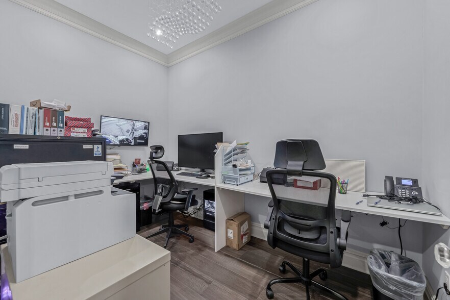 More Photos Of 431 Hempstead Ave, West Hempstead Office For Lease