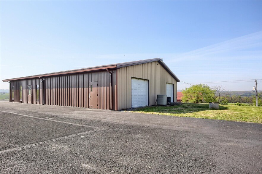 More Photos Of 55 W Shortcut Rd, Newport Loft Creative Space For Sale