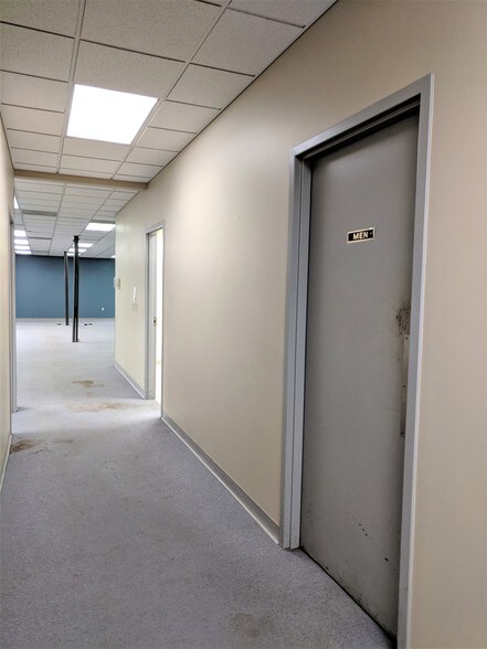 More Photos Of 901 W Main St, El Paso Office For Sale