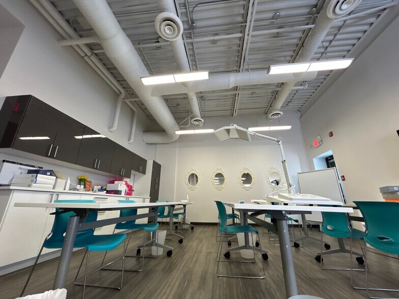 More Photos Of 11350 119 St NW, Edmonton Light Distribution For Lease