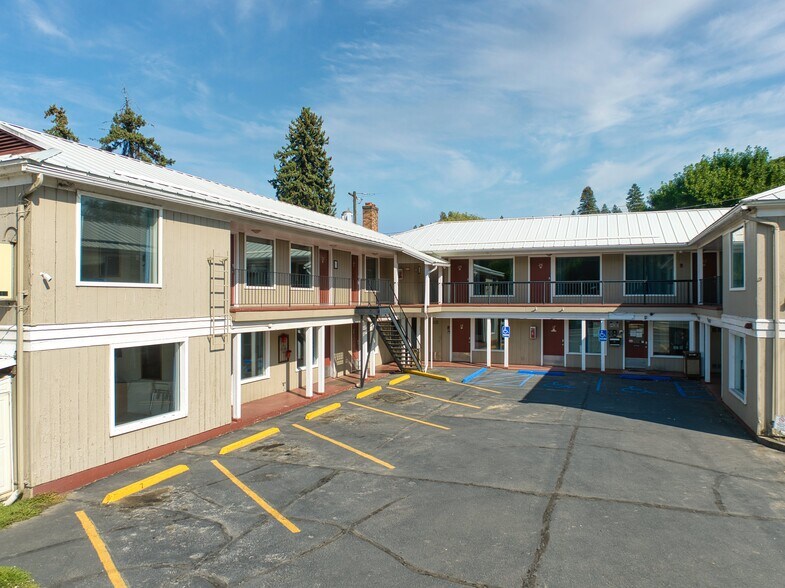 More Photos Of 615 S Main St, Colfax Hotel For Sale