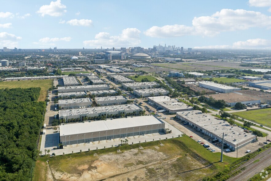 More Photos Of 9220 Kirby Dr, Houston Unknown For Lease