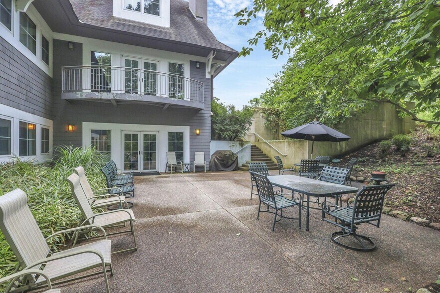 More Photos Of 1480 Manning Pky, Powell Loft Creative Space For Sale