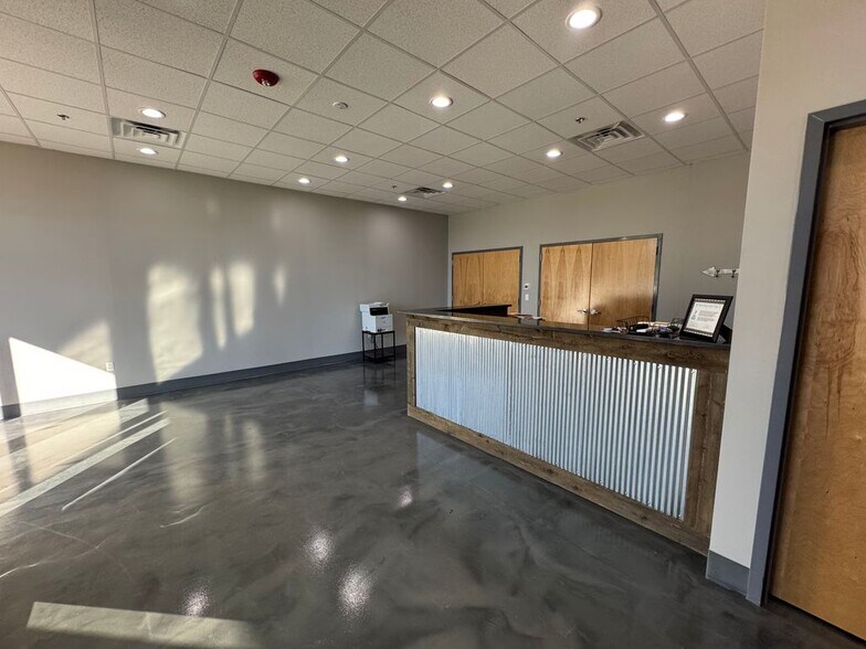 More Photos Of 912-922 E Warren St, Gardner Industrial For Lease