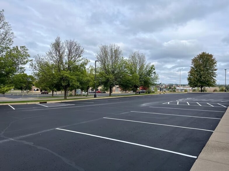 More Photos Of 1600 Maxwell Dr, Hudson Freestanding For Lease