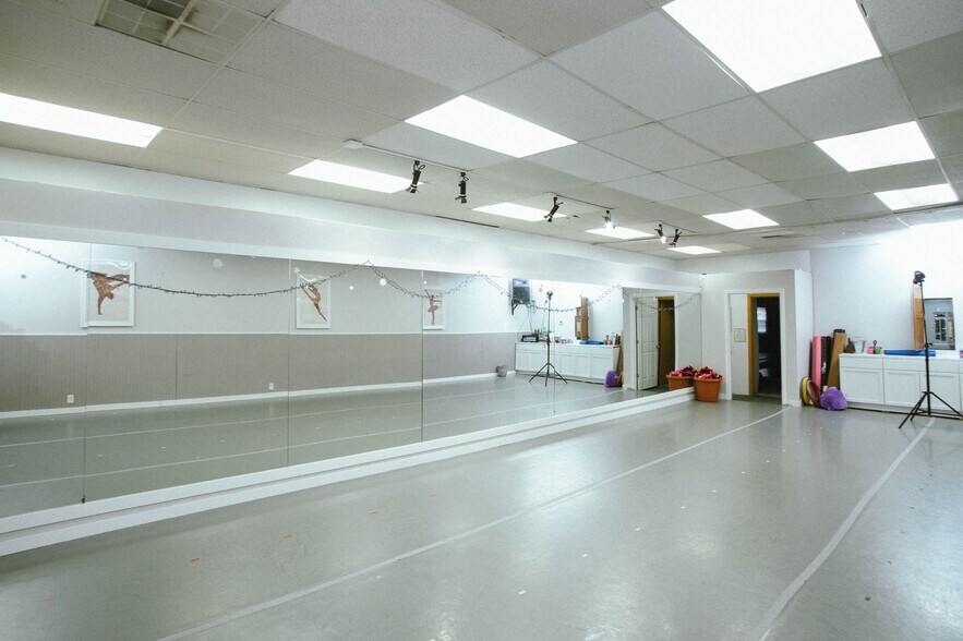 More Photos Of 112-116 E Court Ave, Winterset Storefront Retail Residential For Sale