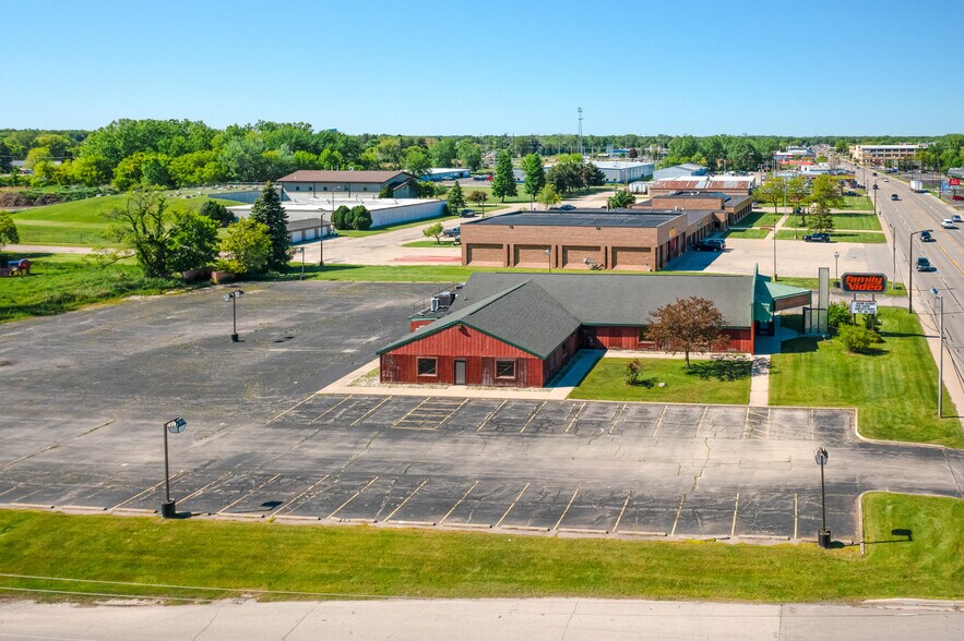 More Photos Of 2305 10th St, Menominee Freestanding For Lease