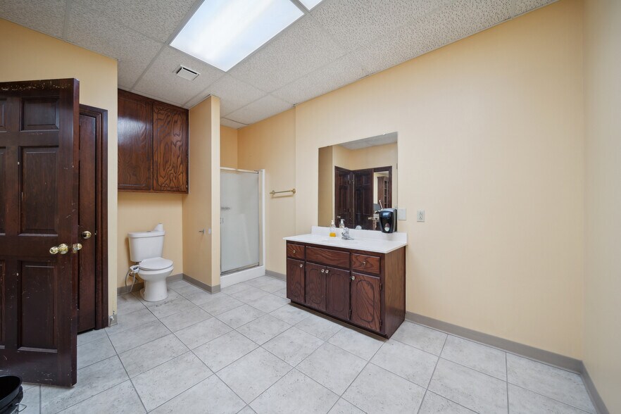 More Photos Of 710 S Adams St, Sapulpa Distribution For Sale