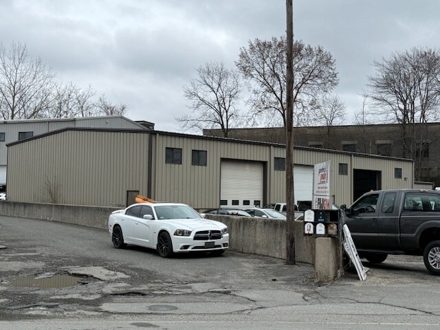 Primary Photo Of 17 New Salem St, Wakefield Manufacturing For Sale