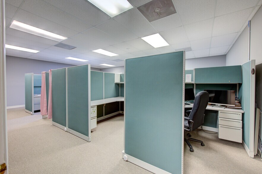 More Photos Of 475 Industrial Dr, Lexington Showroom For Sale