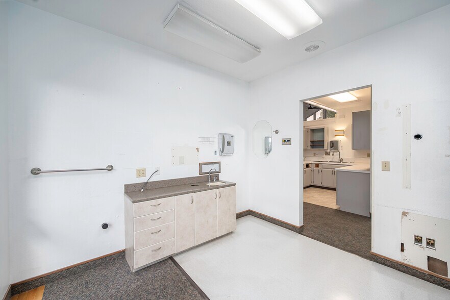 More Photos Of 1336 E Hunter Pl, Moses Lake Office For Sale