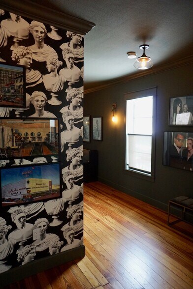 More Photos Of 689 Central Ave, Saint Petersburg General Retail For Lease