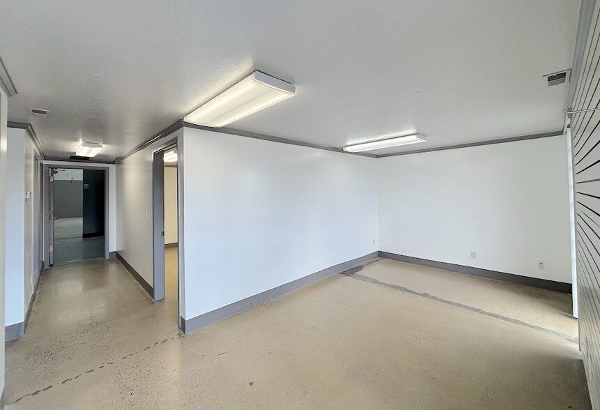 More Photos Of 257-263 W 2950 S, Salt Lk, Salt Lake City Light Manufacturing For Lease