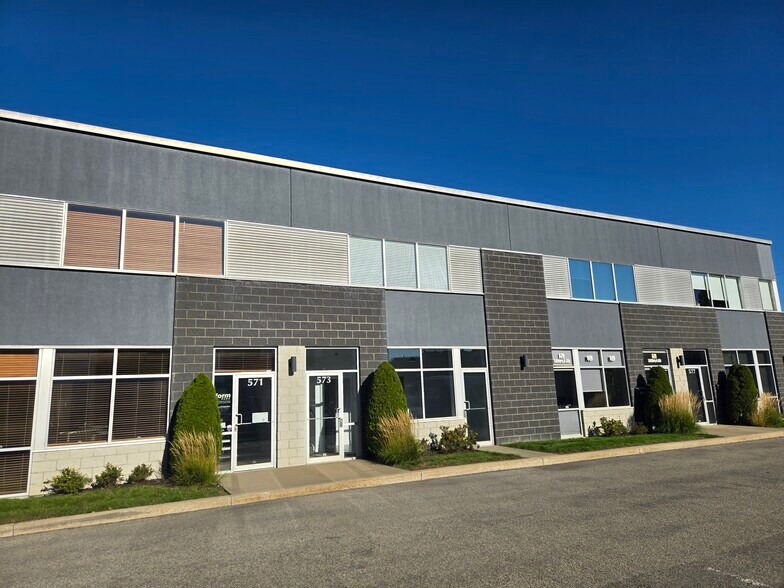 More Photos Of 557-577 Boul du Curé-Boivin, Boisbriand Warehouse For Sale