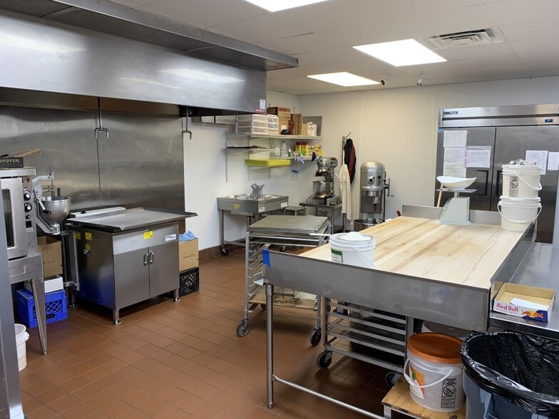 More Photos Of 1112 N Frazier St, Conroe Freestanding For Sale