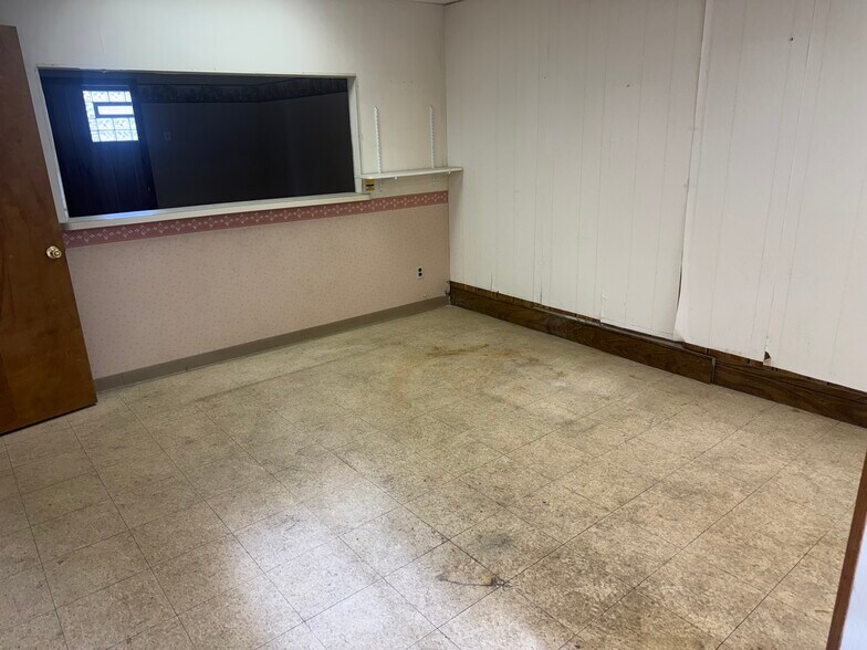 More Photos Of 22643 S Chrysler Dr, Hazel Park Veterinarian Kennel For Lease