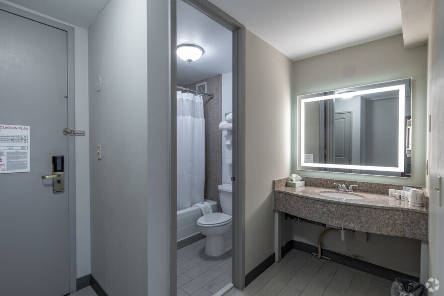 More Photos Of 5300 Rockside Rd, Independence Hotel For Sale