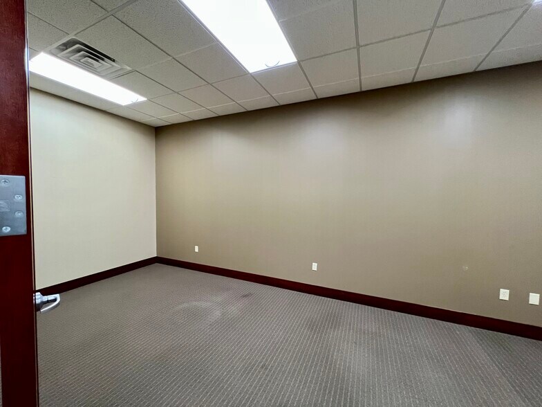 More Photos Of 6300 N Revere Dr, Kansas City Medical For Lease