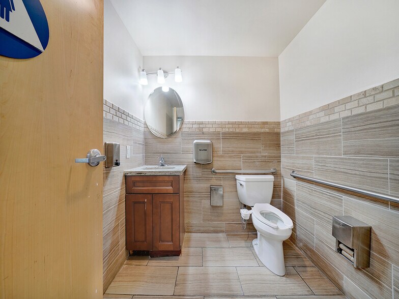 More Photos Of 2900 Bristol St, Costa Mesa Office For Sale