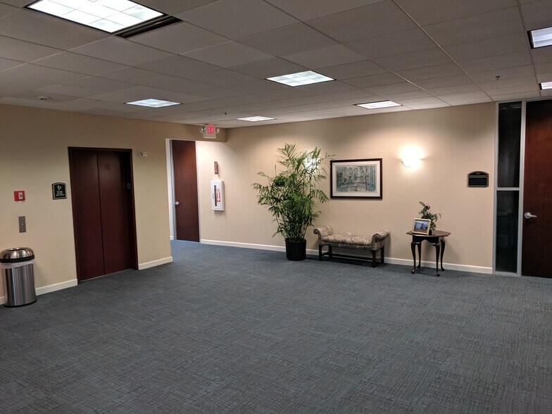 More Photos Of 2675 Winkler Ave, Fort Myers Medical For Sale