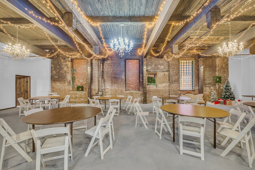 More Photos Of 1642 S Broad St, Commerce General Retail For Lease