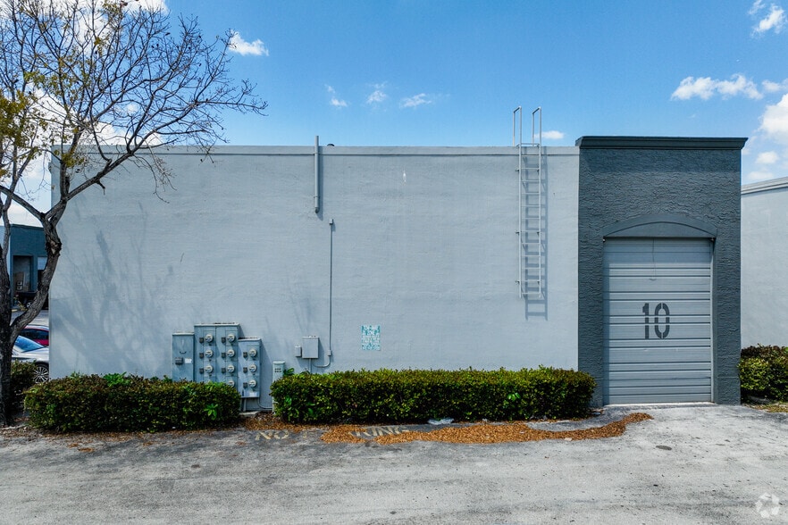 More Photos Of 3130 W 84th St, Hialeah Warehouse For Lease
