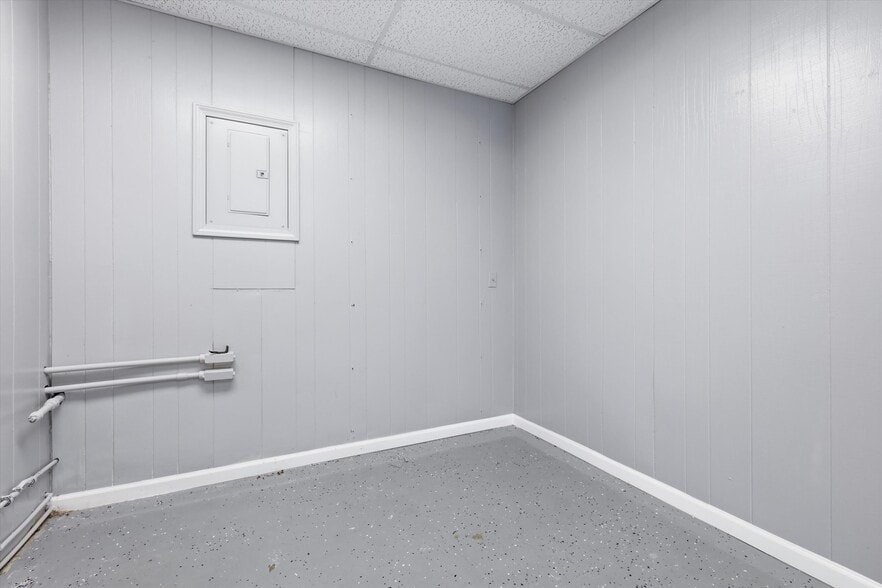 More Photos Of 625 W 23rd St, Independence Storefront Retail Office For Sale