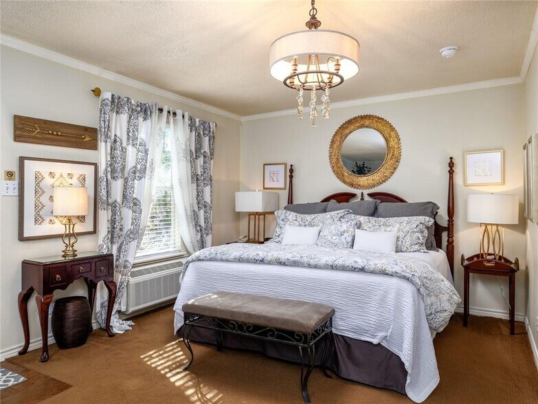 More Photos Of 915 E Cameron Ave, Rockdale Hotel For Sale