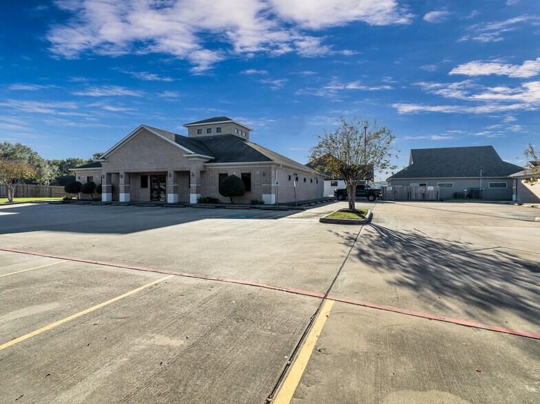 More Photos Of 714 S Peek Rd, Katy Medical For Lease