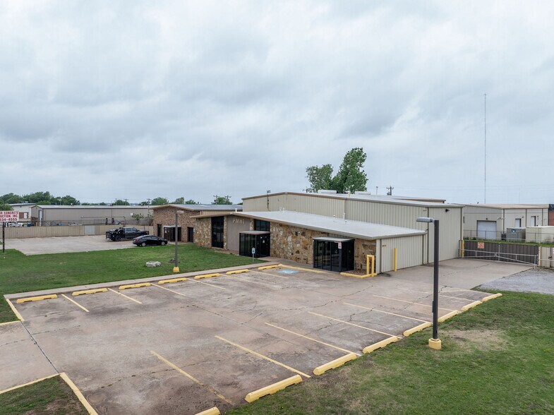 More Photos Of 813 SE 84th St, Oklahoma City Manufacturing For Sale