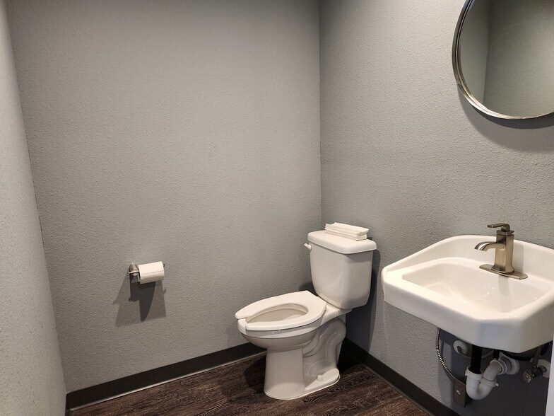 More Photos Of 4409 W El Prado Blvd, Tampa Office For Sale