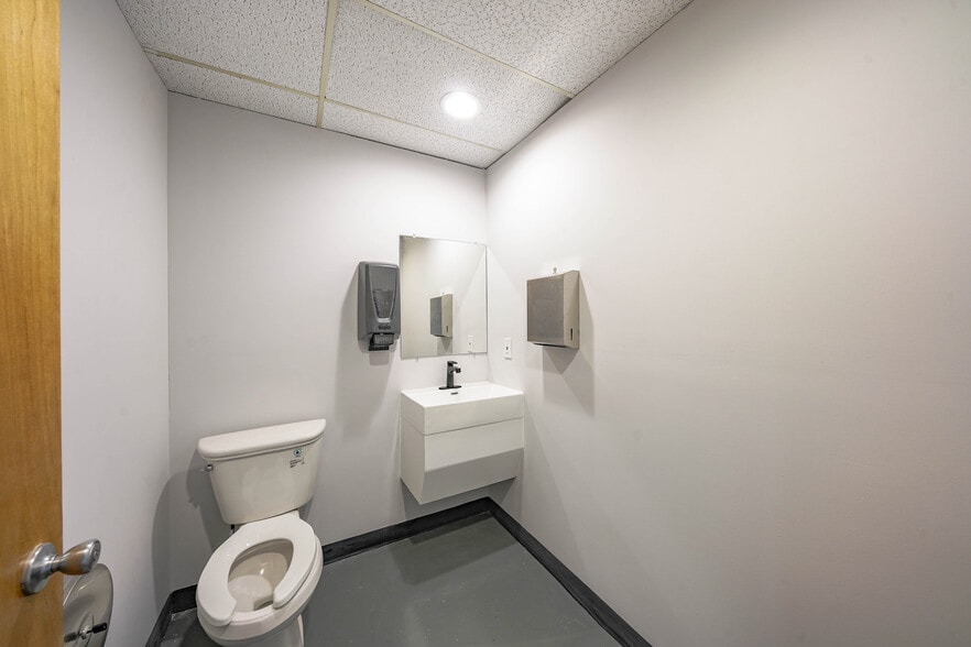 More Photos Of 8023 Malcolm Rd, Clinton Medical For Lease