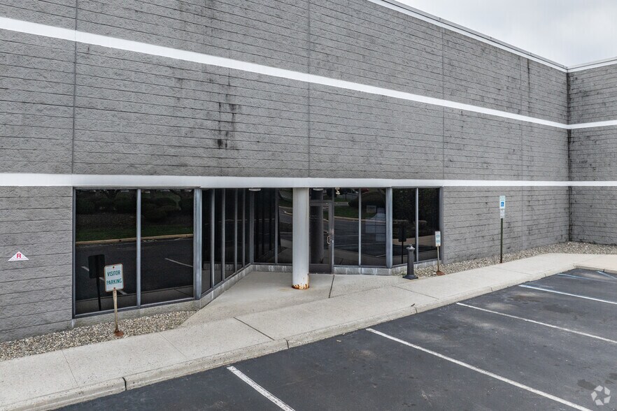 More Photos Of 19 Commerce Dr, Cranbury Warehouse For Lease