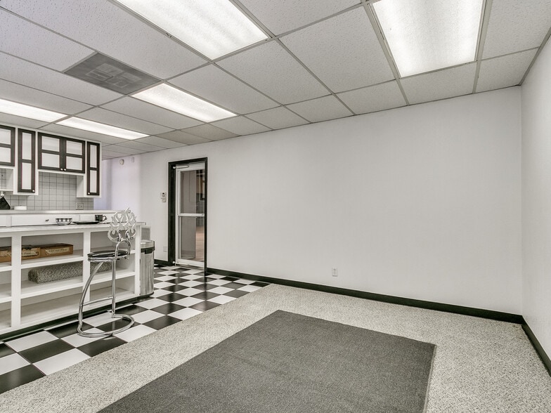 More Photos Of 1608 E State Highway 152, Mustang Warehouse For Sale