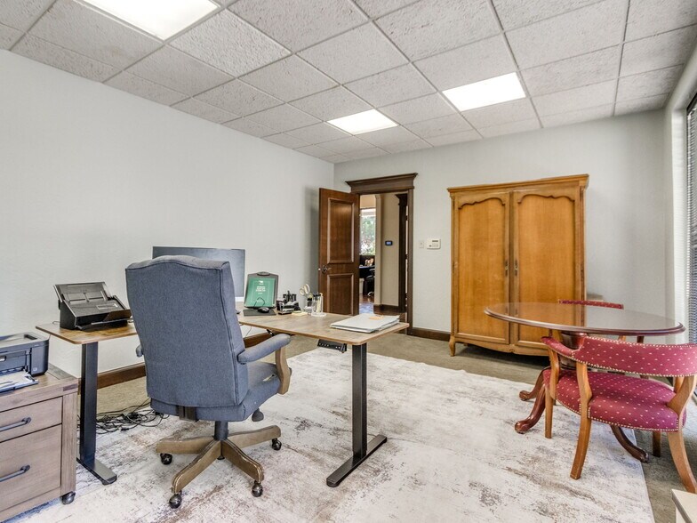 More Photos Of 2425 Wilcox Dr, Norman Office For Sale