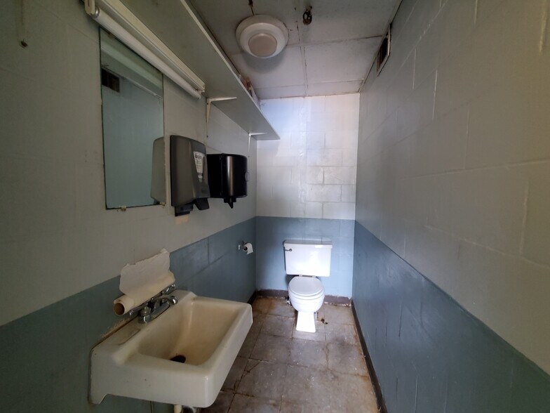 More Photos Of 98 E Adams St, Forsyth Warehouse For Sale