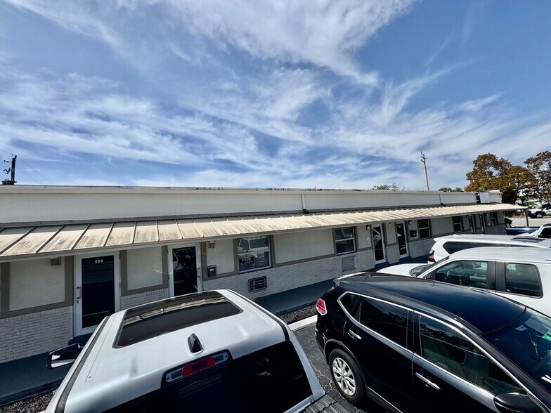 More Photos Of 692-702 SW 15th St, Pompano Beach Light Distribution For Lease