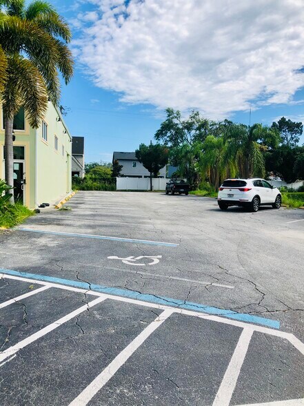 More Photos Of 2905 W Kennedy Blvd, Tampa Freestanding For Sale