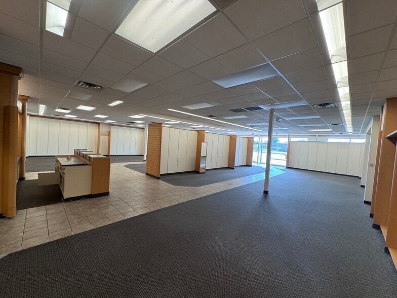 More Photos Of 1710 E Jackson St, Macomb Storefront For Lease