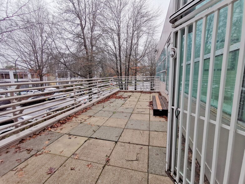 More Photos Of 3871 N Fraser Way, Burnaby Showroom For Sale