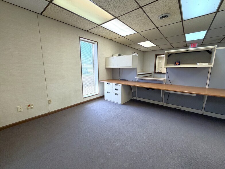 More Photos Of 305 N Mason St, Carrollton Office For Sale