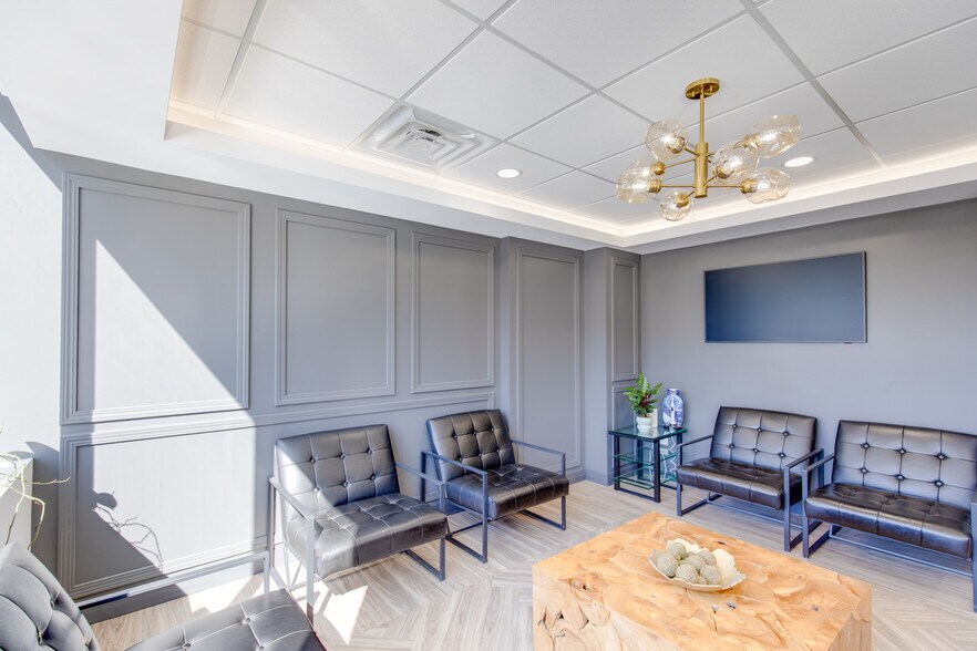 More Photos Of 2551 N Clark St, Chicago Office For Lease